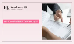 Dwie osoby analizują dokument, jeden z nich wskazuje palcem na tekst. Na ekranie widnieje napis "WYPOWIEDZENIE ZMIENIAJĄCE".