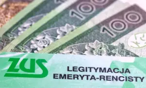 Legitymacja emeryta-rencisty ZUS obok banknotów 100 zł. Dokument uprawniający do ulg, np. PKP.