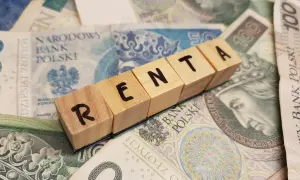 Drewniane klocki z napisem "RENTA" leżą na polskich banknotach. Czy to zapowiedź renty alkoholowej 2026?