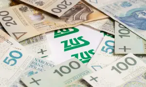 Złotówki i logo ZUS. Sprawdź, jakie są renta alkoholowa warunki, by otrzymać wsparcie.