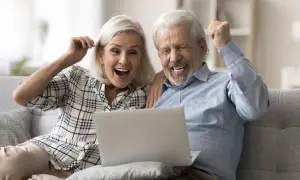 Szczęśliwi seniorzy z roczników 1949-1953 cieszą się z pozytywnego przeliczenia emerytury po sprawdzeniu online.