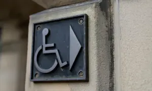 Znak dla osób ze znacznym stopniem niepełnosprawności, wskazujący kierunek.