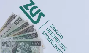 Pieniądze i logo ZUS. Zastanawiasz się, ile dostanę emerytury za 5 lat pracy?