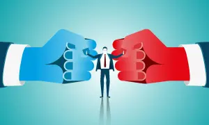 Biznesmen między dwoma gigantycznymi pięściami (niebieską i czerwoną) symbolizuje, jak działa arbitraż.