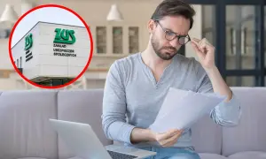 Mężczyzna z laptopem i dokumentami zastanawia się, ubezpieczenie społeczne co to? W tle budynek ZUS.