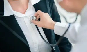 Lekarz osłuchuje pacjentkę stetoskopem podczas badań kontrolnych po L4.