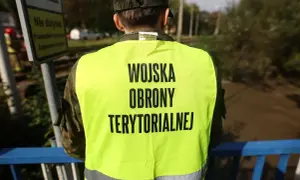 Żołnierz WOT w kamizelce odblaskowej. Po 16-dniowym szkoleniu WOT wynagrodzenie jest adekwatne do wysiłku.