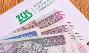 ZUS na kopercie, a pod nią polskie banknoty 100, 200, 500 zł. Czekamy na trzynastą emeryturę.