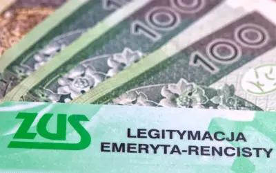 Legitymacja emeryta-rencisty ZUS obok banknotów 100 zł. Dokument uprawniający do ulg, np. PKP.