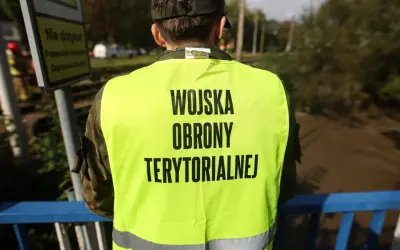 Żołnierz WOT w kamizelce odblaskowej. Po 16-dniowym szkoleniu WOT wynagrodzenie jest adekwatne do wysiłku.