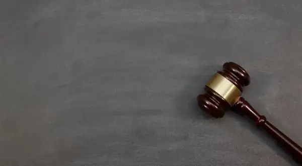 Ile trwa uprawomocnienie wyroku karnego? Poznaj kluczowe terminy