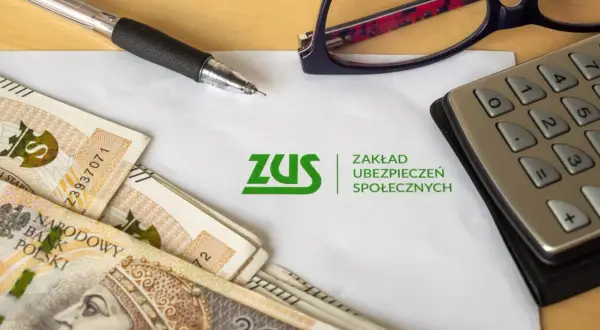 Pieniądze, długopis, kalkulator i okulary leżą obok logo ZUS. Czy to wszystko, co musisz wiedzieć o smishingu?