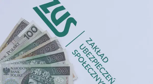 Pieniądze i logo ZUS. Zastanawiasz się, ile dostanę emerytury za 5 lat pracy?