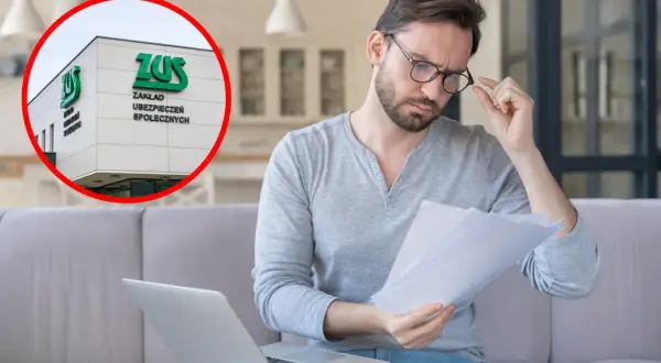 Mężczyzna z laptopem i dokumentami zastanawia się, ubezpieczenie społeczne co to? W tle budynek ZUS.