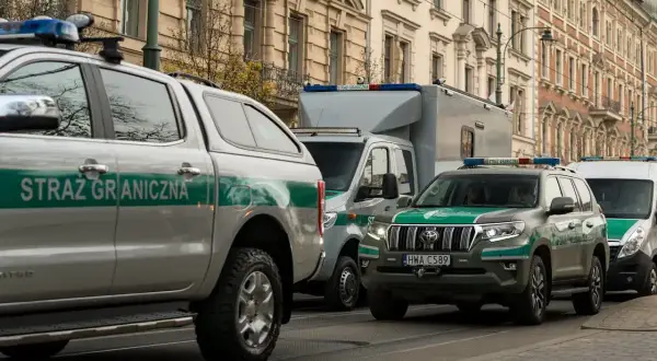 Samochody Straży Granicznej na ulicy. Czy zarobki funkcjonariuszy są adekwatne do ich służby?