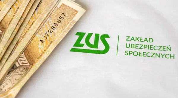 Pieniądze i logo ZUS. Symbol wsparcia finansowego, być może zasiłek rehabilitacyjny ZUS dla potrzebujących.