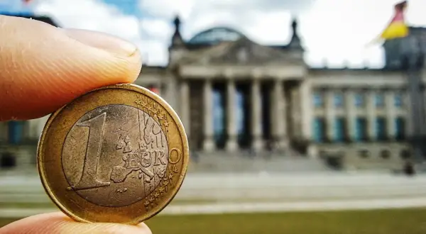 Ile zarabia prawnik w Niemczech? Zaskakujące różnice w wynagrodzeniach