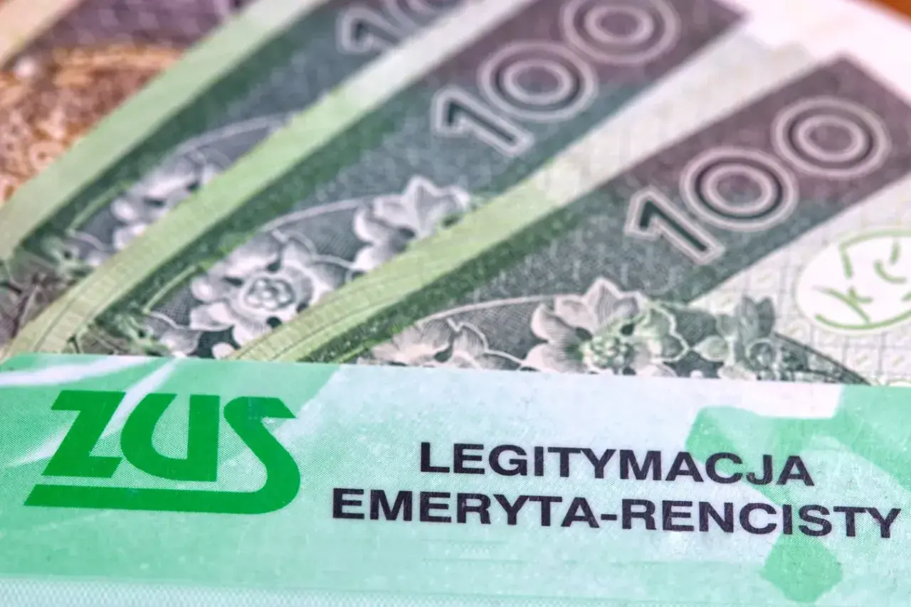 Legitymacja emeryta-rencisty ZUS obok banknotów 100 zł. Dokument uprawniający do ulg, np. PKP.