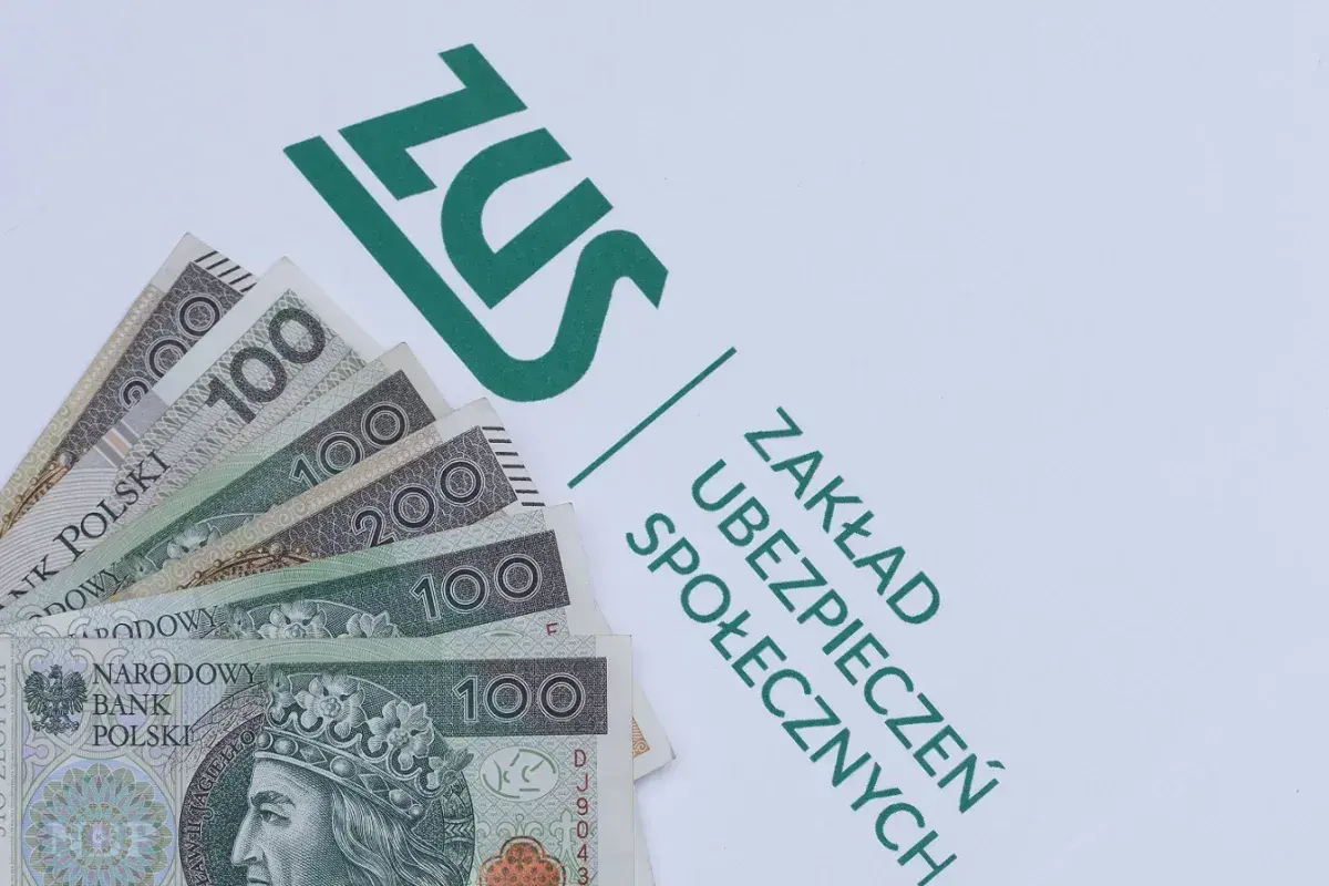 Pieniądze i logo ZUS. Zastanawiasz się, ile dostanę emerytury za 5 lat pracy?
