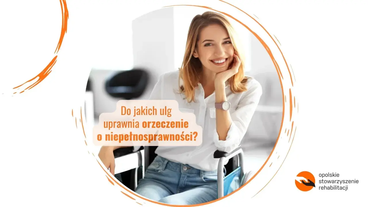 Uśmiechnięta kobieta na wózku inwalidzkim, z tekstem "Do jakich ulg uprawnia orzeczenie o niepełnosprawności?". Różne rodzaje niepełnosprawności i wsparcie.