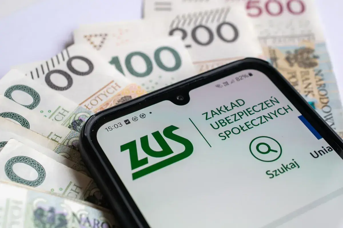 ZUS na telefonie i polskie banknoty. Sprawdź, ile trzeba być na zwolnieniu, aby dostać odszkodowanie z ZUS.