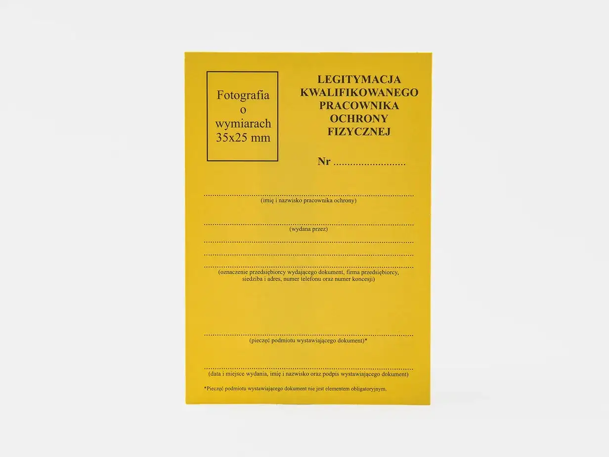 Żółta legitymacja kwalifikowanego pracownika ochrony fizycznej z miejscem na zdjęcie i danymi.