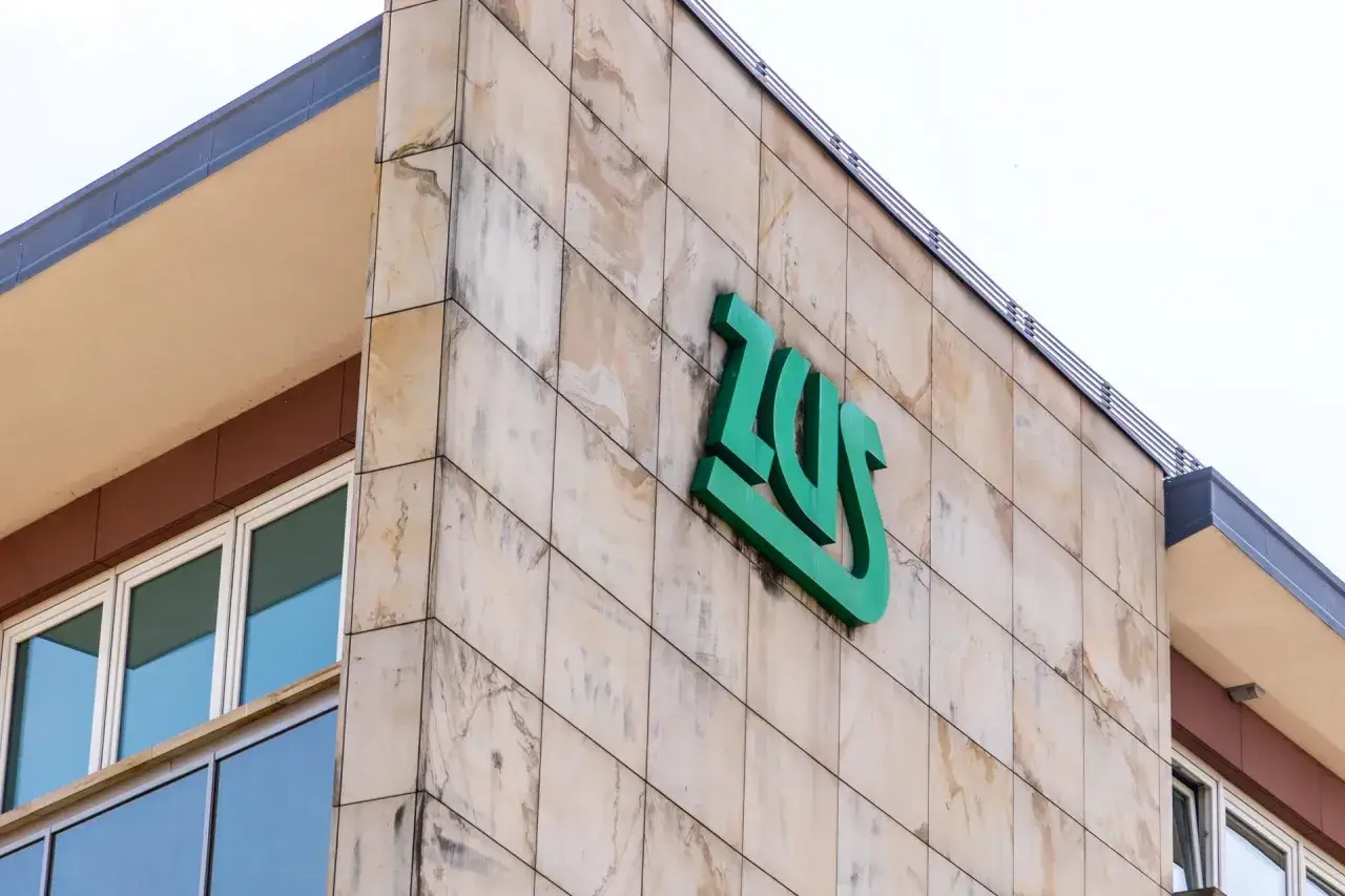 Znak ZUS na budynku. Czy umowa zlecenie wlicza się do lat pracy do emerytury? Sprawdź w ZUS.