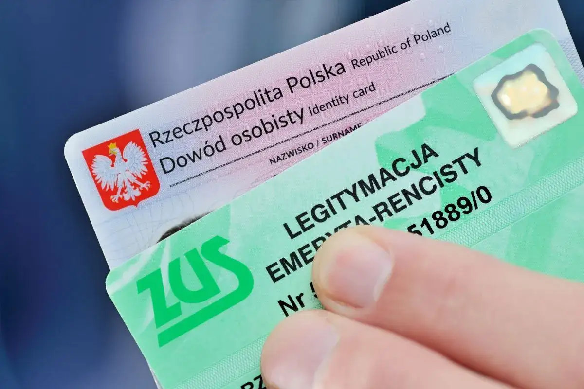 Legitymacja emeryta-rencisty ZUS, uprawniająca do ulg PKP. Dokument jest trzymany przez palce.