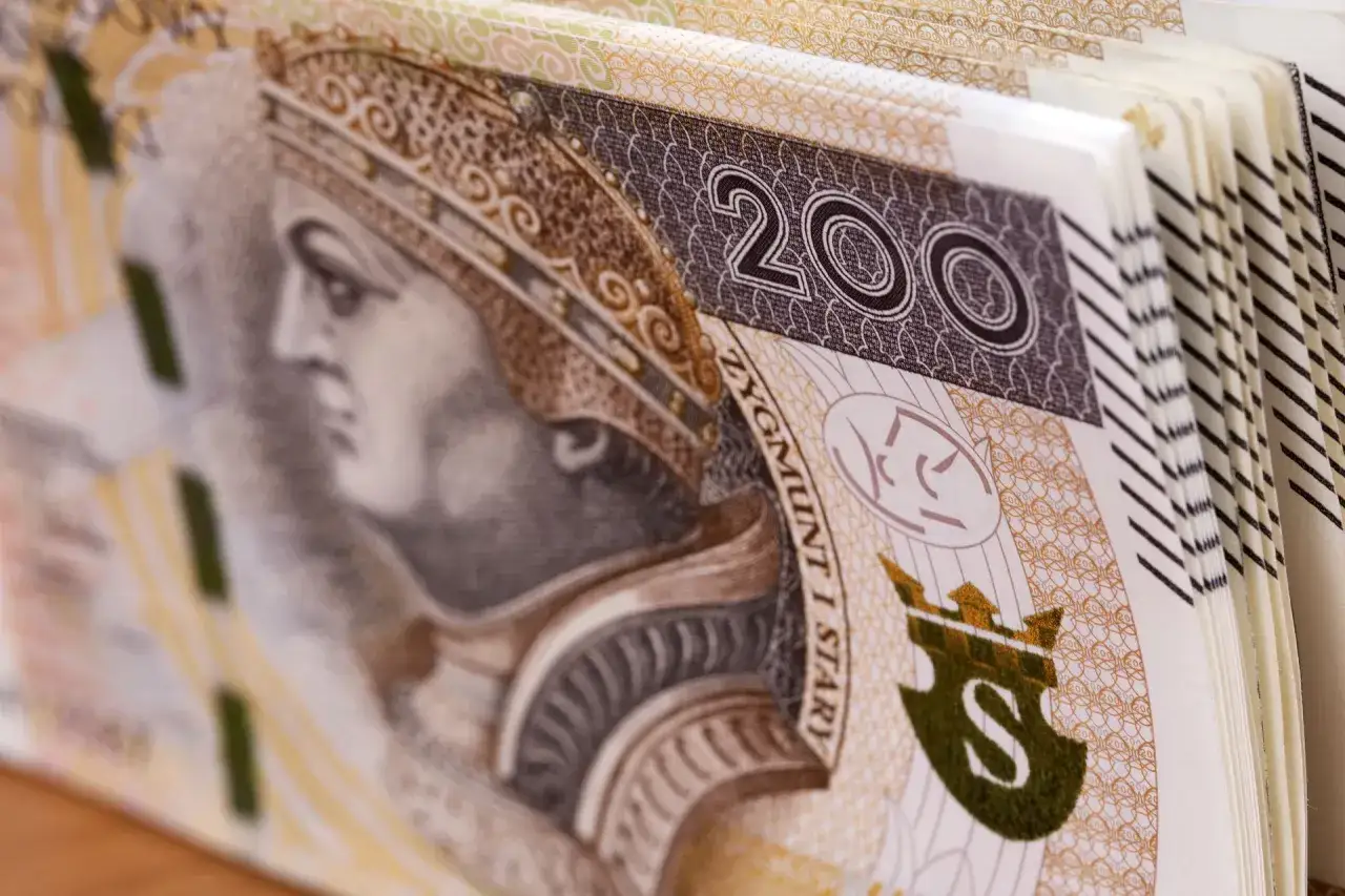 Stos banknotów 200 zł, symbolizujący dwie emerytury dla mundurowych przed 1999.